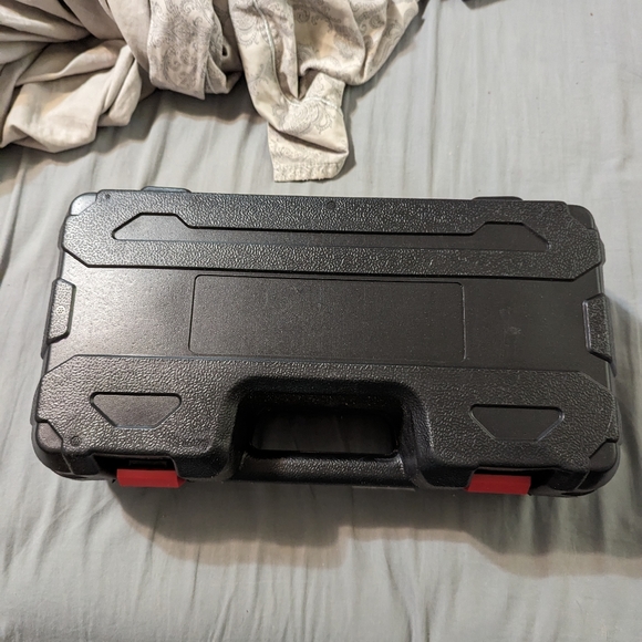 Battery powered mini chainsaw - Picture 3 of 8